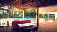 Terrasse couverte et piscine